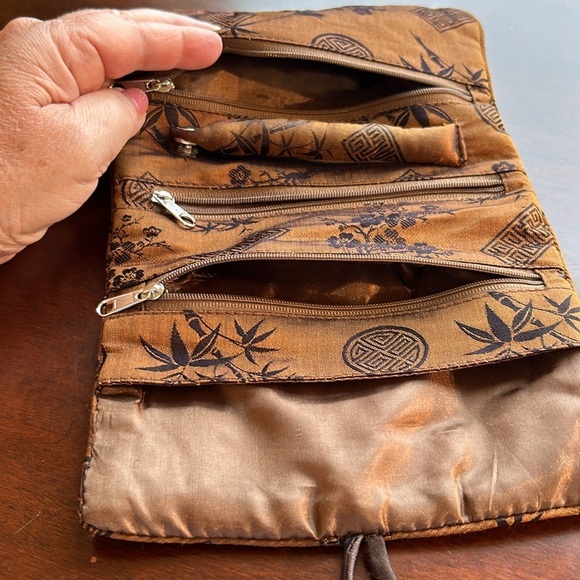 Red blossom jewelry roll for travel 4 compartments and ring holder roll tie & go - Picture 6 of 10